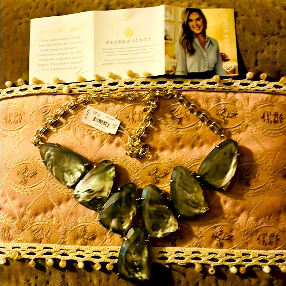 Kendra Scott Harlow Gold / Grey Illusion Rock Nevklace